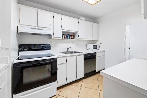 Condo in Miami, Florida, 3 bedrooms № 1993450 - photo 11