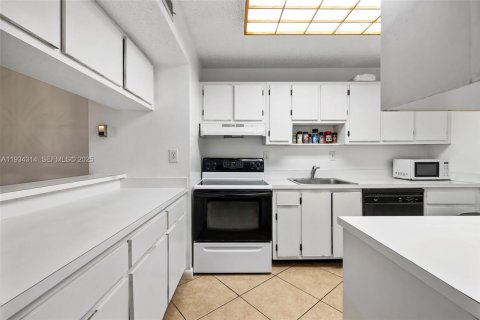 Condo in Miami, Florida, 3 bedrooms № 1993450 - photo 10