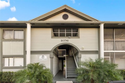 Condo in Miami, Florida, 3 bedrooms № 1993450 - photo 2