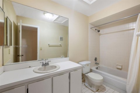 Condo in Miami, Florida, 3 bedrooms № 1993450 - photo 24