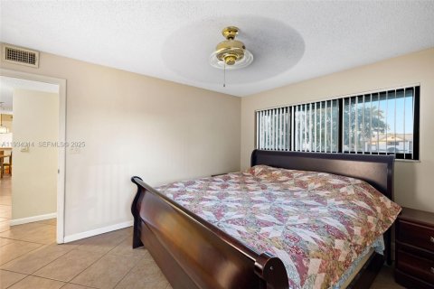 Condo in Miami, Florida, 3 bedrooms № 1993450 - photo 17
