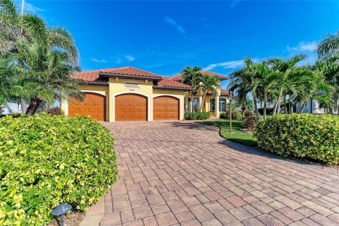 House in Port Charlotte, Florida 3 bedrooms, 231.51 sq.m. № 1716947 - photo 5