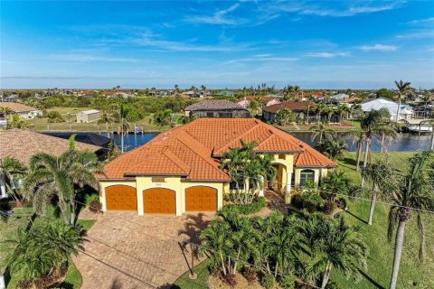 House in Port Charlotte, Florida 3 bedrooms, 231.51 sq.m. № 1716947 - photo 1