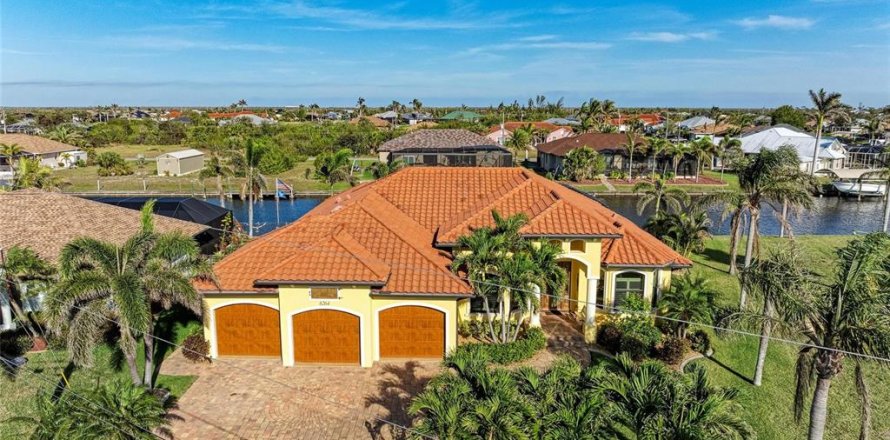 House in Port Charlotte, Florida 3 bedrooms, 231.51 sq.m. № 1716947
