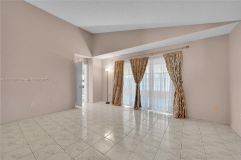 House in Cooper City, Florida 3 bedrooms, 151.06 sq.m. № 1727941 - photo 18
