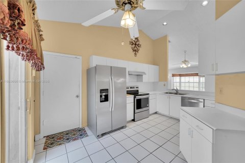 House in Cooper City, Florida 3 bedrooms, 151.06 sq.m. № 1727941 - photo 24