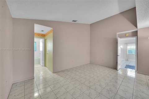 House in Cooper City, Florida 3 bedrooms, 151.06 sq.m. № 1727941 - photo 17