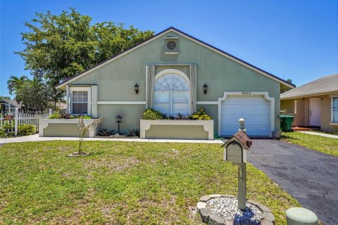 House in Cooper City, Florida 3 bedrooms, 151.06 sq.m. № 1727941 - photo 1