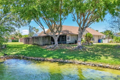 House in Cooper City, Florida 3 bedrooms, 151.06 sq.m. № 1727941 - photo 2