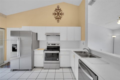 House in Cooper City, Florida 3 bedrooms, 151.06 sq.m. № 1727941 - photo 23