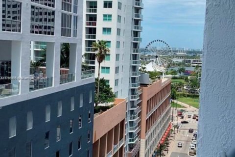 Condo in Miami, Florida, 1 bedroom  № 1868508 - photo 10