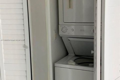 Condo in Miami, Florida, 1 bedroom  № 1868508 - photo 6