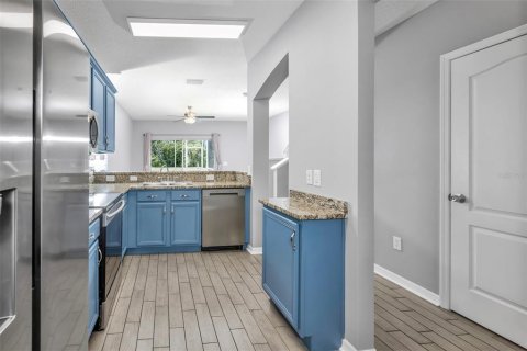 Townhouse in Fish Hawk, Florida 2 bedrooms, 128.48 sq.m. № 2151530 - photo 8