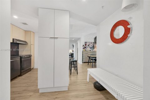 Condo in Miami, Florida, 3 bedrooms  № 2003500 - photo 5