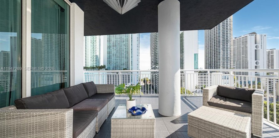 Condo in Miami, Florida, 3 bedrooms  № 2003500