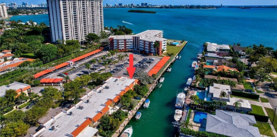 Touwnhouse à Miami Shores, Floride 2 chambres, 260.96 m2 № 1836224