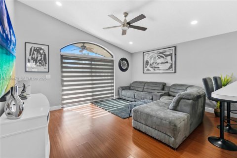 Casa en venta en Pembroke Pines, Florida, 3 dormitorios, 160.81 m2 № 2419439 - foto 4