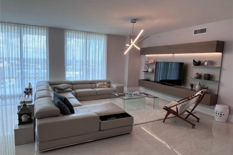 Condominio en venta en North Miami Beach, Florida, 3 dormitorios, 182.27 m2 № 1991669 - foto 2