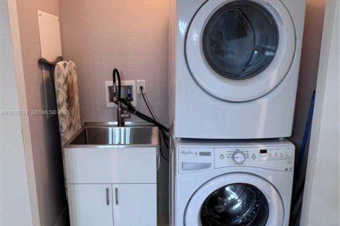 Condominio en venta en North Miami Beach, Florida, 3 dormitorios, 182.27 m2 № 1991669 - foto 28