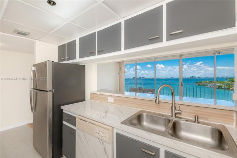Condo in North Bay Village, Florida, 2 bedrooms  № 1790386 - photo 12