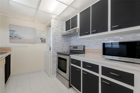 Condo in North Bay Village, Florida, 2 bedrooms  № 1790386 - photo 10