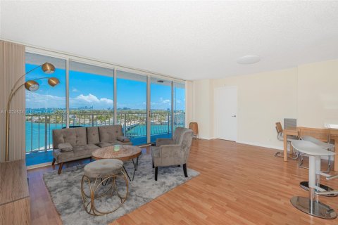 Condo in North Bay Village, Florida, 2 bedrooms  № 1790386 - photo 4