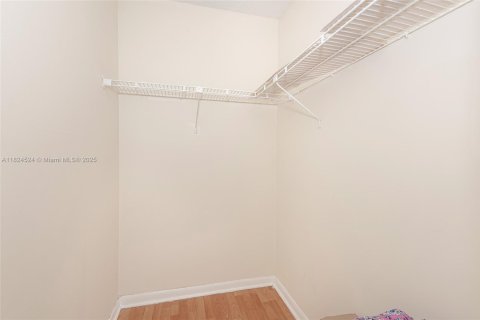 Condo in North Bay Village, Florida, 2 bedrooms  № 1790386 - photo 17