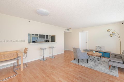Condo in North Bay Village, Florida, 2 bedrooms  № 1790386 - photo 3