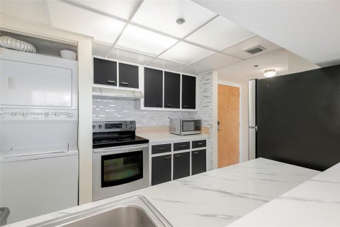 Condo in North Bay Village, Florida, 2 bedrooms  № 1790386 - photo 7