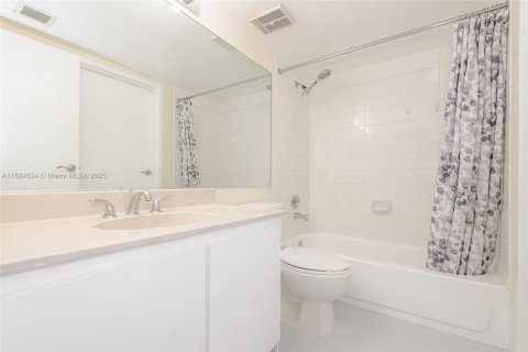 Condo in North Bay Village, Florida, 2 bedrooms  № 1790386 - photo 24