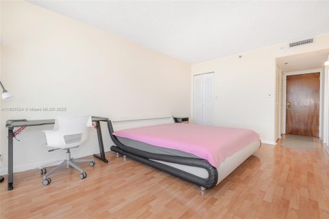 Condo in North Bay Village, Florida, 2 bedrooms  № 1790386 - photo 13