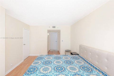 Condo in North Bay Village, Florida, 2 bedrooms  № 1790386 - photo 23