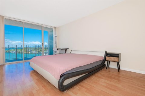 Condo in North Bay Village, Florida, 2 bedrooms  № 1790386 - photo 15