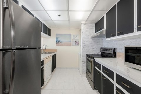 Condo in North Bay Village, Florida, 2 bedrooms  № 1790386 - photo 9