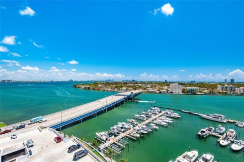 Condo in North Bay Village, Florida, 2 bedrooms  № 1790386 - photo 27