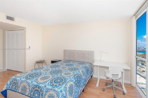 Condo in North Bay Village, Florida, 2 bedrooms  № 1790386 - photo 22
