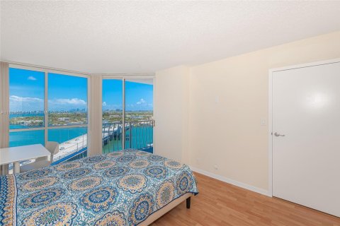 Condo in North Bay Village, Florida, 2 bedrooms  № 1790386 - photo 20