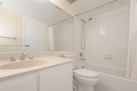 Condo in North Bay Village, Florida, 2 bedrooms  № 1790386 - photo 18
