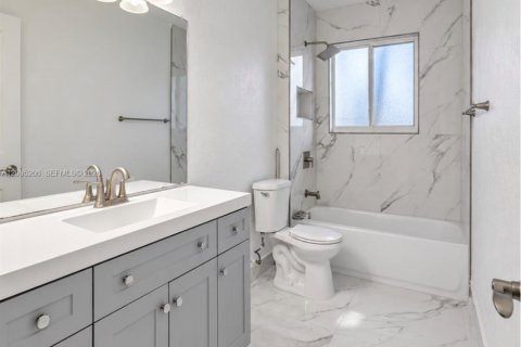 Casa en venta en Miami, Florida, 3 dormitorios, 182.18 m2 № 2388008 - foto 11