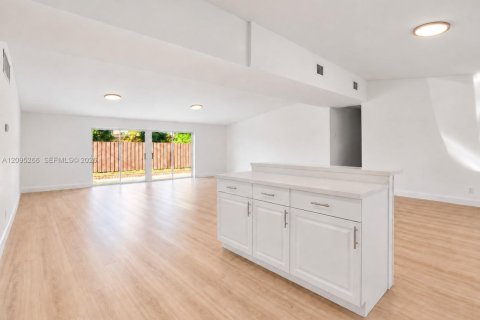 Casa en venta en Miami, Florida, 3 dormitorios, 182.18 m2 № 2388008 - foto 5