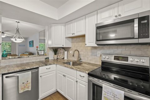 Condo in Sarasota, Florida, 2 bedrooms  № 1918943 - photo 10