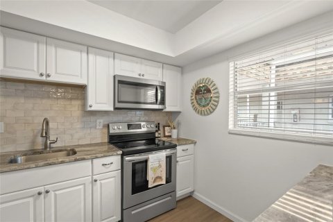 Condo in Sarasota, Florida, 2 bedrooms  № 1918943 - photo 12