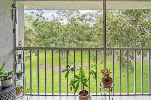 Condo in Sarasota, Florida, 2 bedrooms  № 1918943 - photo 26