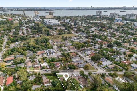 Commercial property in Miami, Florida 286.05 sq.m. № 2378821