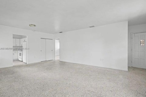 Commercial property in Miami, Florida 286.05 sq.m. № 2378821 - photo 5