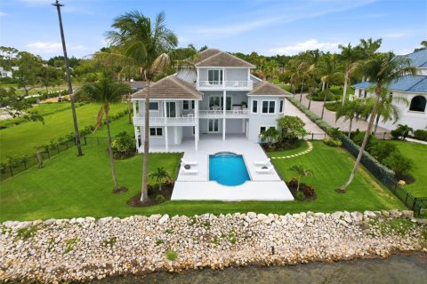 House in Sarasota, Florida 6 bedrooms, 577.39 sq.m. № 2202653
