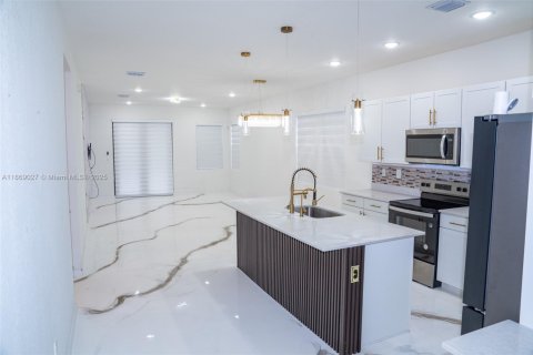 House in Homestead, Florida 4 bedrooms, 276.85 sq.m. № 1924116 - photo 2