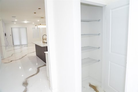 House in Homestead, Florida 4 bedrooms, 276.85 sq.m. № 1924116 - photo 5