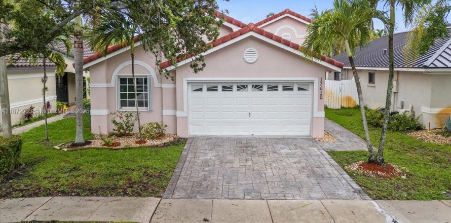Villa ou maison à Pembroke Pines, Floride 4 chambres, 140.28 m2 № 1920564
