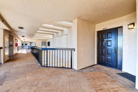 Condo in Lake Worth, Florida, 2 bedrooms  № 2245456 - photo 3